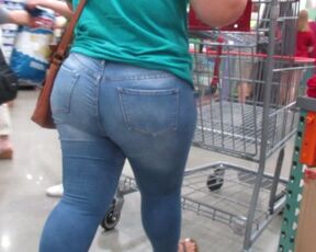 Latina Cutie with a really thick booty in skin tight jeans