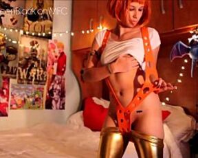 LEELOO MAKING STRIPTEASE COSPLAY GOSTOSA