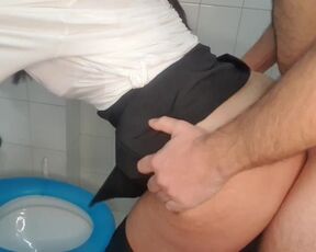 Pablo fuck Lisa in the toilet during a party