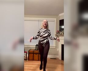 GILF DANCING IN PANTYHOSE DANIELLE DUBONNET