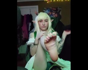 Alt Elf Girl Shows Feet